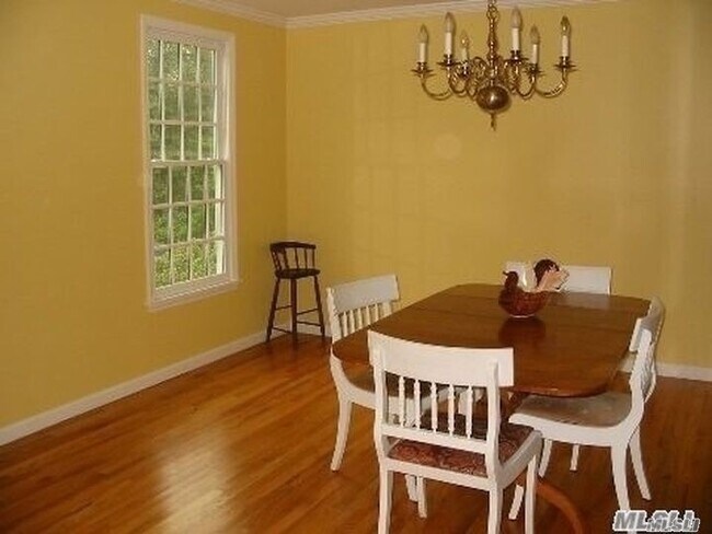 Building Photo - 15 Flax Pond Woods Rd