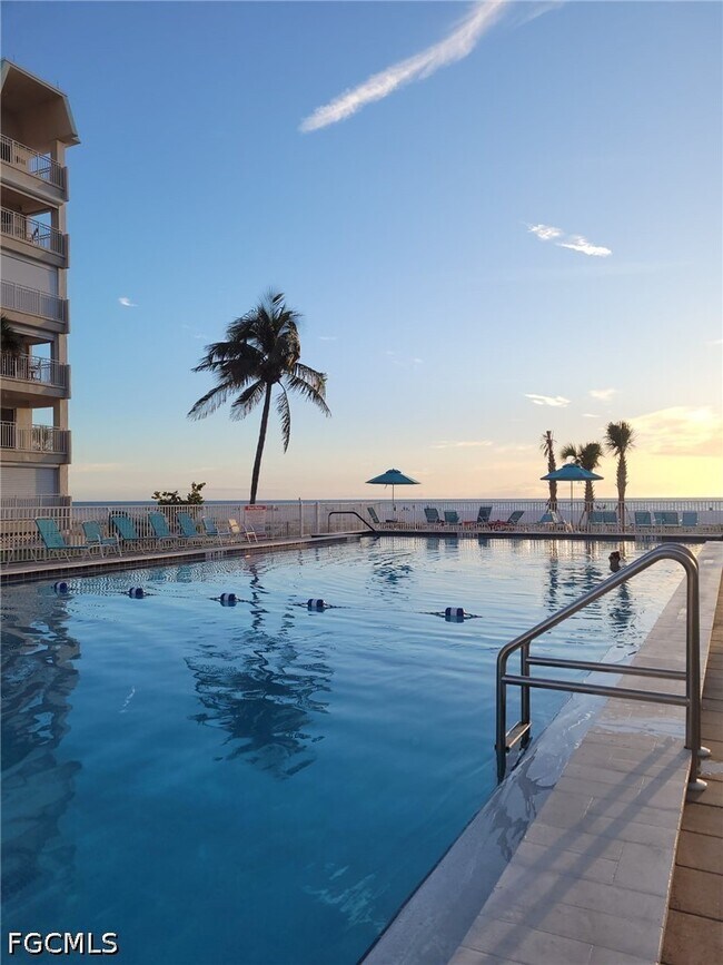 Foto del edificio - 7400 Estero Blvd