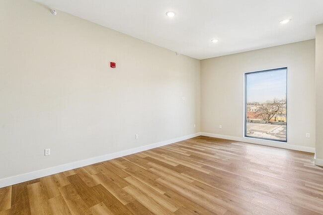 Building Photo - BRAND NEW ONE BEDROOM APARTMENT AT HYDE PARK FLATS AVAILABLE NOW!