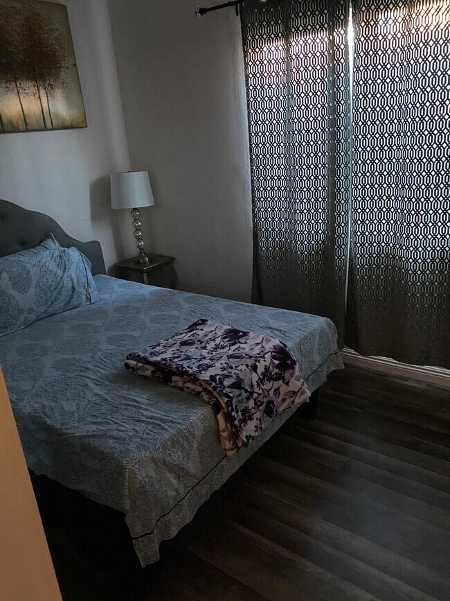 Foto del edificio - 1646 N Alexandria Ave