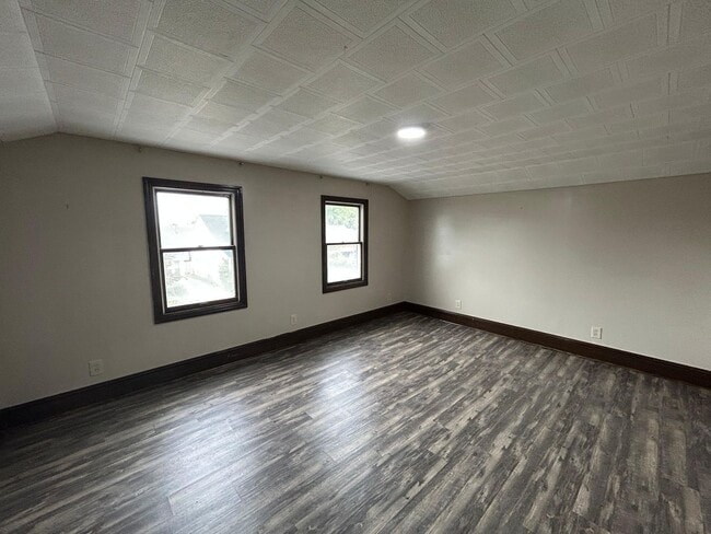 Building Photo - ? Spacious 4-Bed, 2-Bath Gem with Finished...
