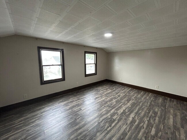 Foto del edificio - ? Spacious 4-Bed, 2-Bath Gem with Finished...