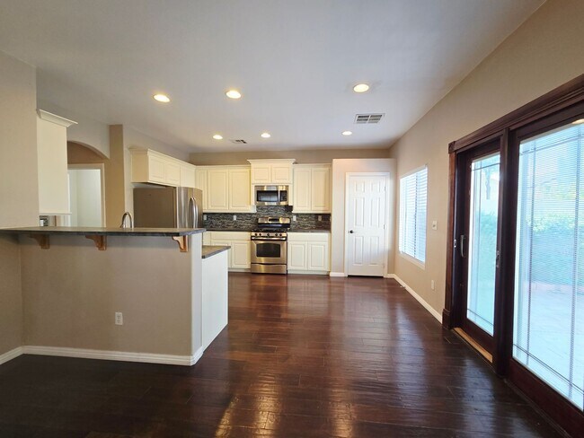 Foto del edificio - 3 BEDROOM & 2.5 BATH TOWNHOME LOCATED IN GREEN VALLEY  HENDERSON