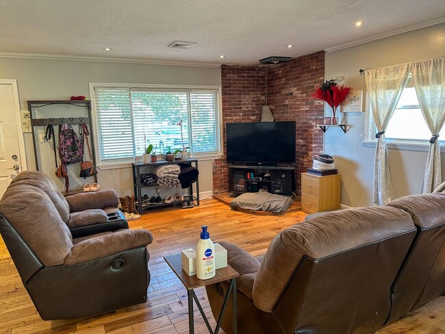 Foto del edificio - 3127 N Riverside Dr