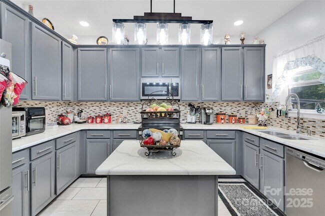 Building Photo - 600 Latimer Way