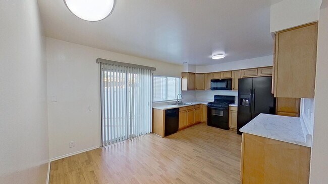 Building Photo - Charming 2 Bed 1.5 Bath Townhome in El Cam...