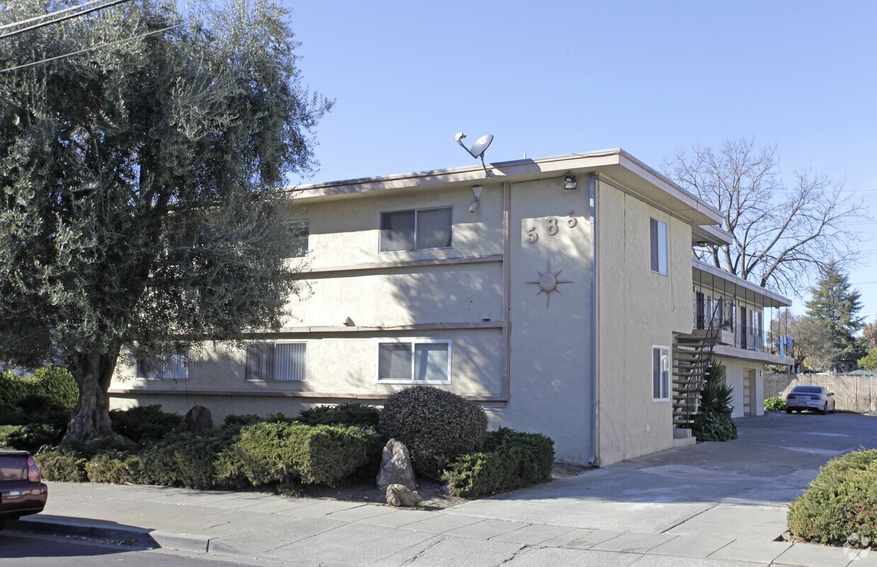 Primary Photo - 586 Berry Ave