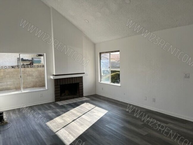 Building Photo - POOL HOUSE 4BD/2.5BTH SINGLE FAMILY HOME E...