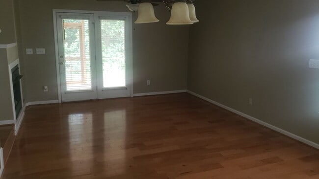Building Photo - Charming 2Br 2.5Ba Townhome with Garage in...