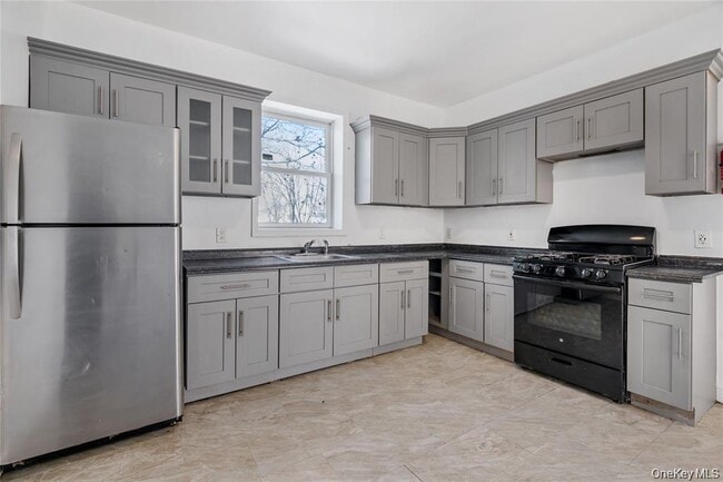 Building Photo - 94 Winnikee Ave