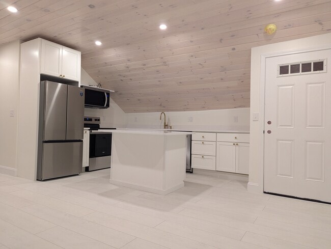 Building Photo - 120 Saltmarsh Pond Rd