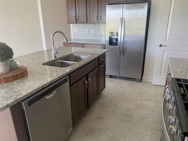 Building Photo - Twin Lakes 1/2 Duplex