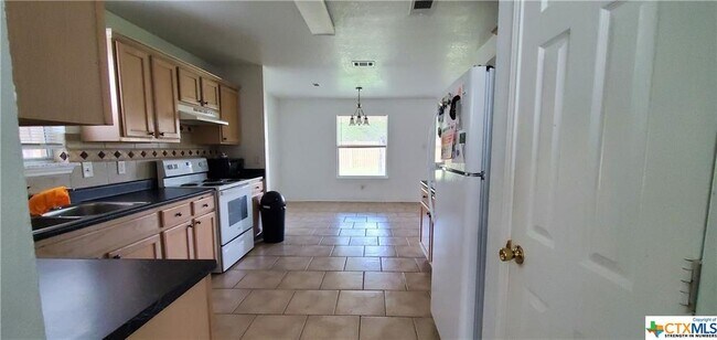 Building Photo - 1203 Saddle Dr