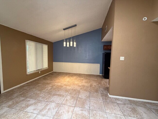 Foto del edificio - Large 2 bed 2 bath with a study and 2 car garage