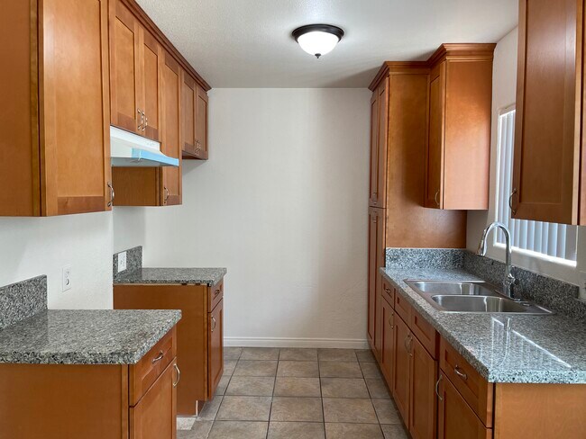 Foto del edificio - 2042 Cherry Ave