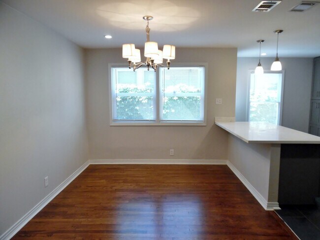 Foto del edificio - Remodeled Berkeley Triplex with 2 Bedrooms and 2 and 1/2 Baths