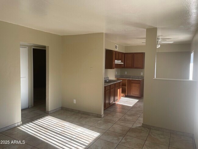 Foto del edificio - 1222 E Mountain View Rd