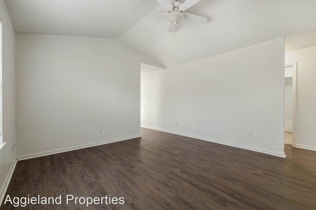 Building Photo - 3 br, 1.5 bath House - 3212 Chapel Ct
