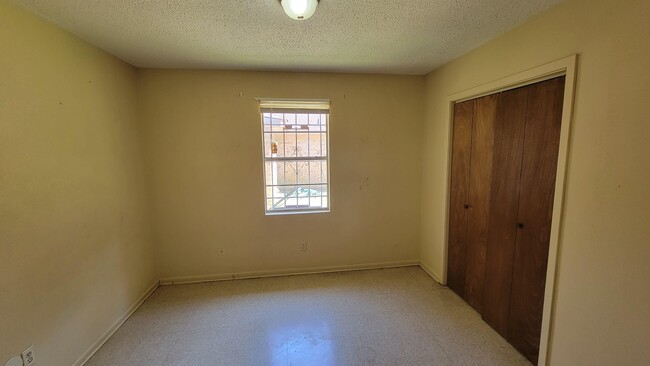 Building Photo - 3136 Seminole Dr