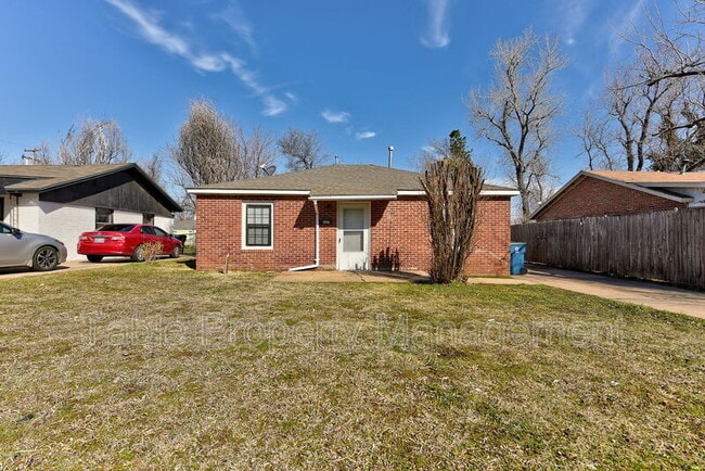 Building Photo - 523 E Douglas Dr