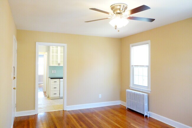 Building Photo - 812 Greenwood Cir