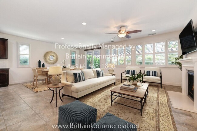 Building Photo - Gorgeous, Spacious 4 Bed 3 Bath Home w/2 C...
