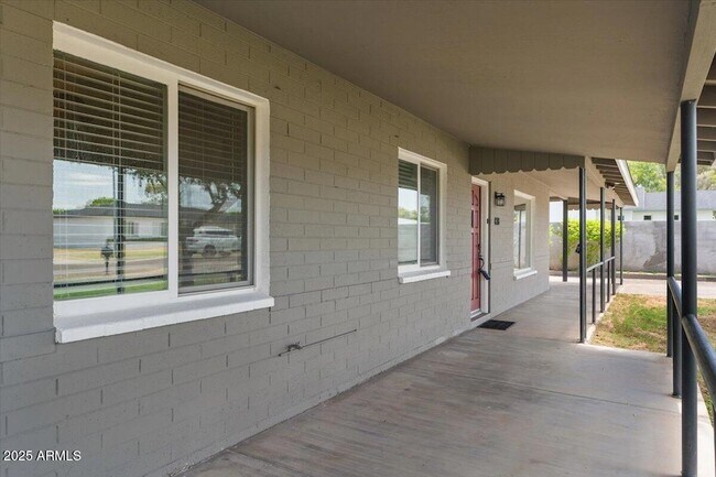 Building Photo - 838 E Belmont Ave