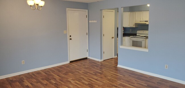Building Photo - Smithton Condo, top floor, plank floors, w...