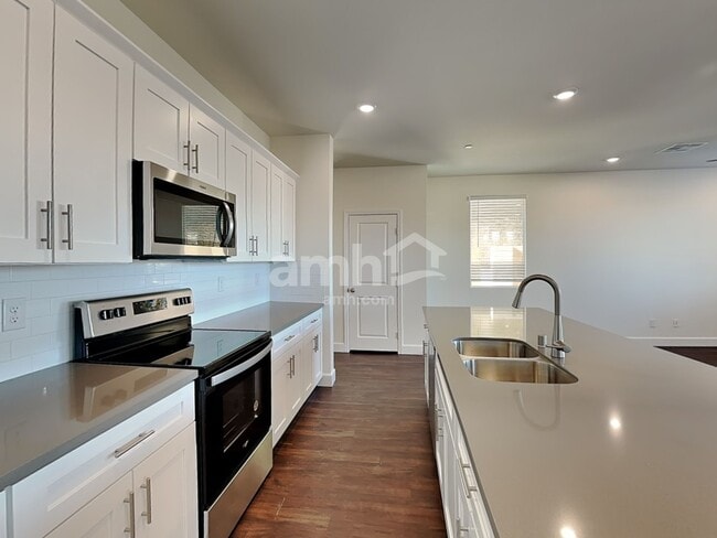 Building Photo - 260 Yasmin Daylily Pl