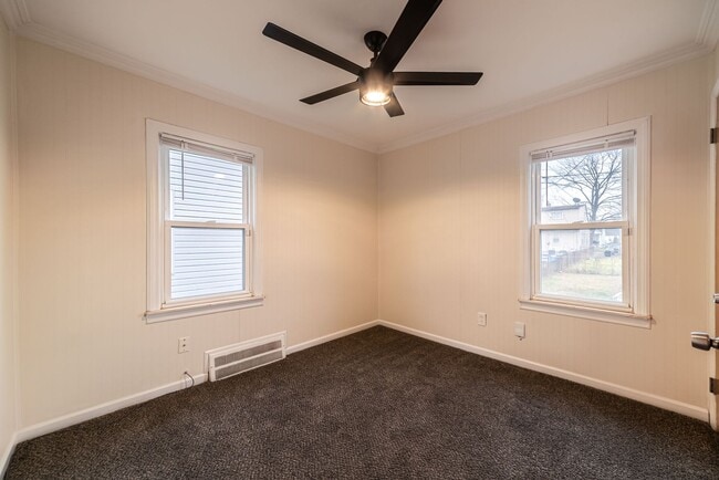 Building Photo - 3 bedroom - 2 bathroom - Lincoln Park - $1...