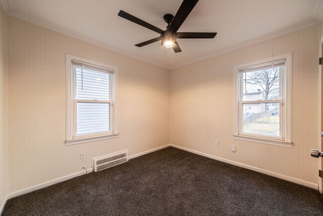 Foto del edificio - 3 bedroom - 2 bathroom - Lincoln Park - $1...
