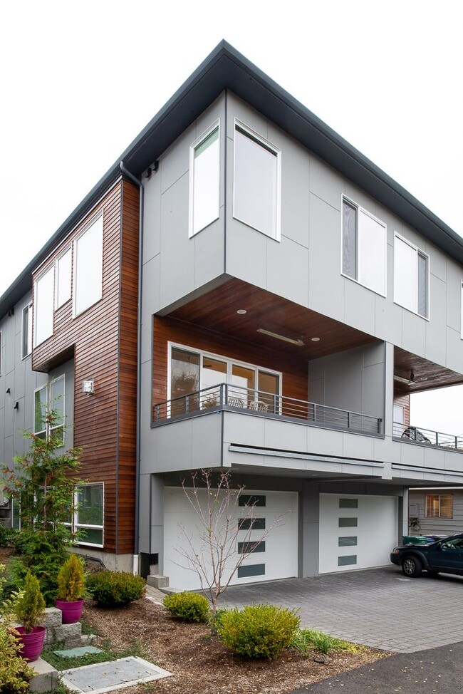 Building Photo - Immaculate, Kirkland Newer Construction - ...