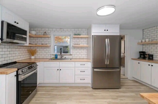 Building Photo - 10166 SE Torch Lake Dr