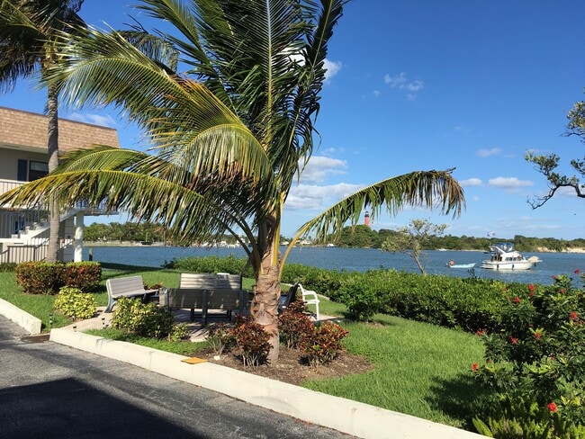 Building Photo - 755 Saturn St