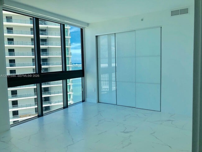 Foto del edificio - 650 NE 32nd St