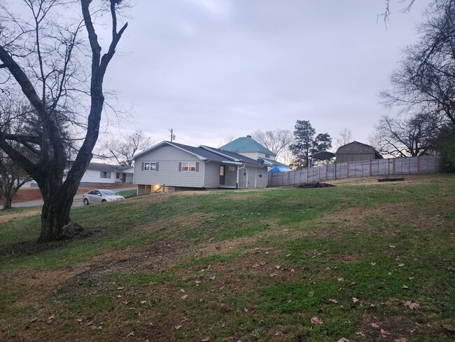 Building Photo - Friendsville 37737 - 3 bedroom 1 bath - call Tom Parry 865-607-3649