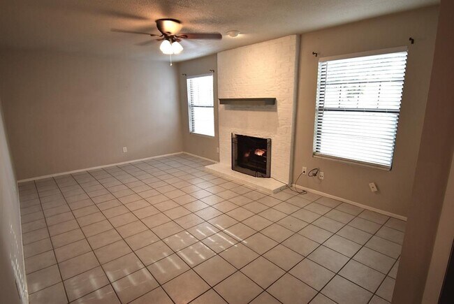 Building Photo - 802 Country Aire Dr