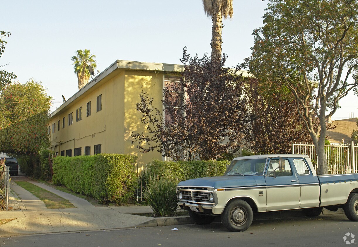 Foto del edificio - 1228 N Beachwood Dr
