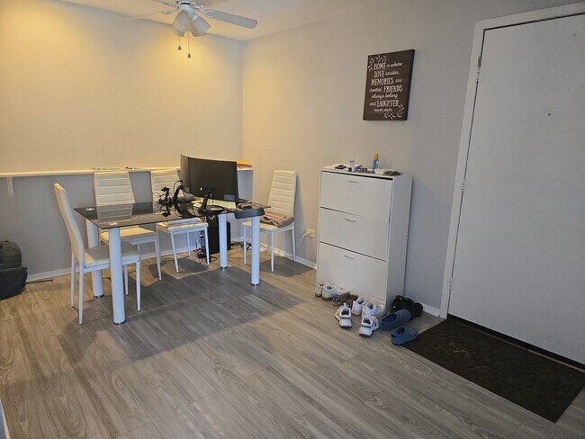 Foto del edificio - 6151 Knoll Wood Rd