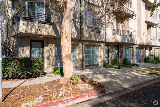 Building Photo - 438 Arnaz Dr