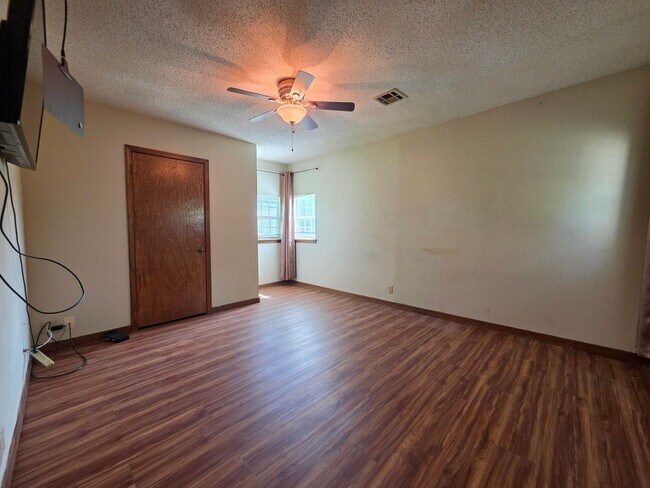 Building Photo - 2 Bed, 1 Bath Home in Shawnee!