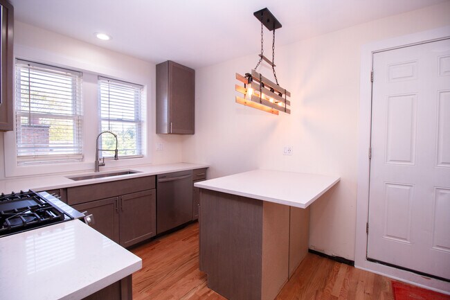 Foto del edificio - 5005 W Winnemac Ave