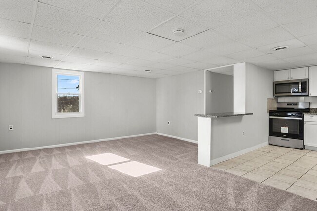 Foto del edificio - *HALF MONTH FREE!* 3rd Flr. Walk-up! Compl...