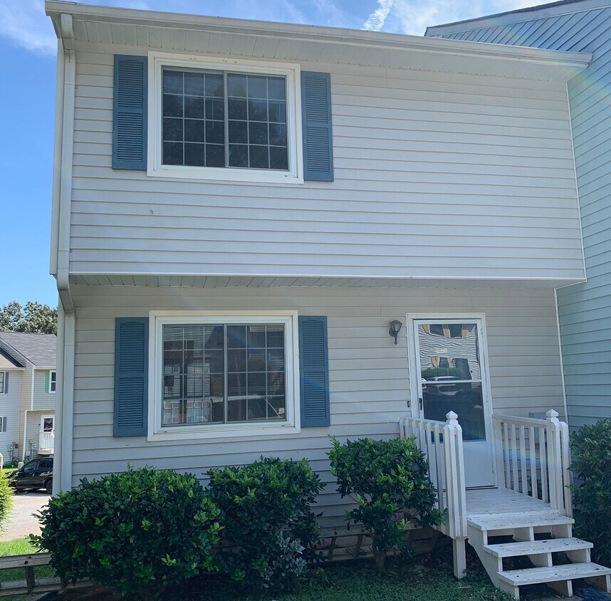 House Front - 7011 Oakhill Cir