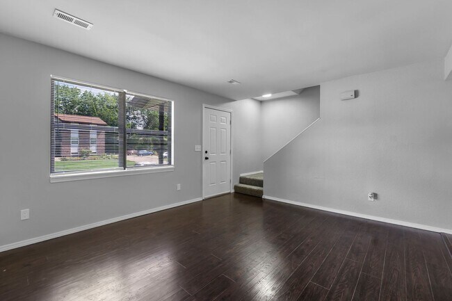 Foto del edificio - Charming 2-Bedroom Duplex in an Established Neighborhood