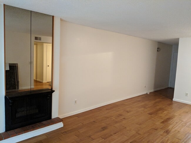 Building Photo - Great Condo in WeHo for Rent