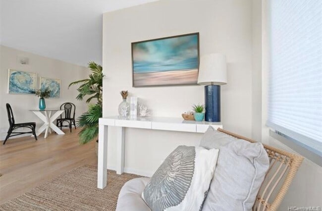 Building Photo - Makiki - Spacious one bedroom, one bath at...
