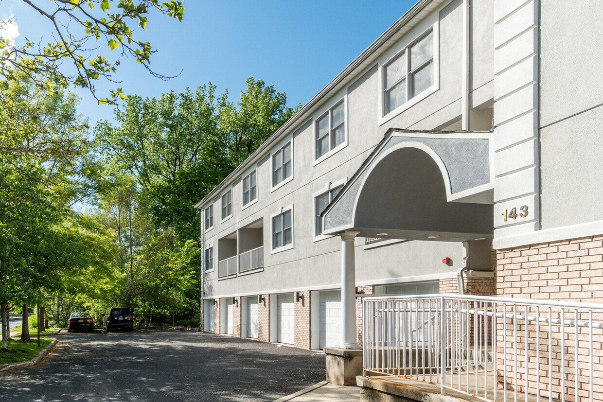 Primary Photo - 143 Schor Ave