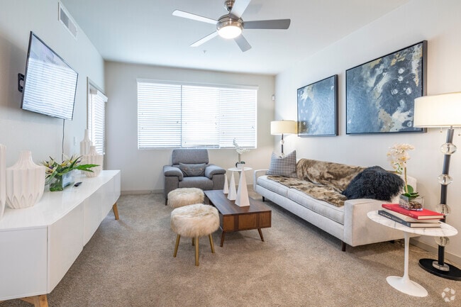 1BR, 1BA - 695SF - Living Room - Curve at Melrose