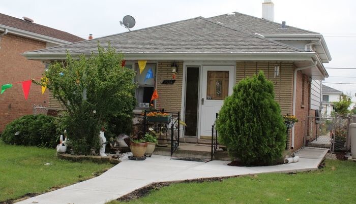 Primary Photo - 7524 S Lorel Ave